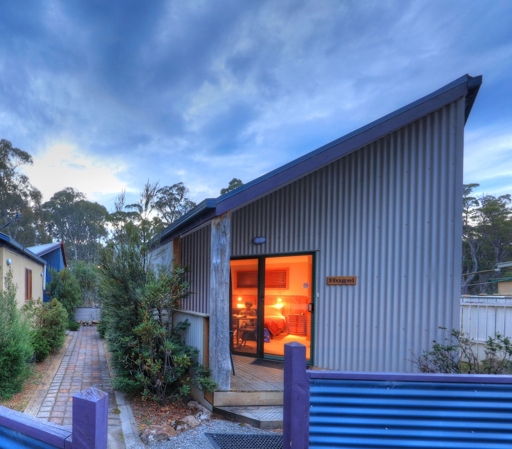 Derwent Bridge Chalets & Studios by null