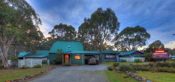 Front of property - Derwent Bridge Chalets & Studios (Derwent Bridge)