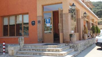 المنشأة من الخارج