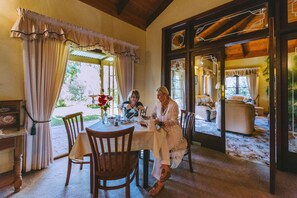 Tägliches inbegriffenes kontinentales Frühstück