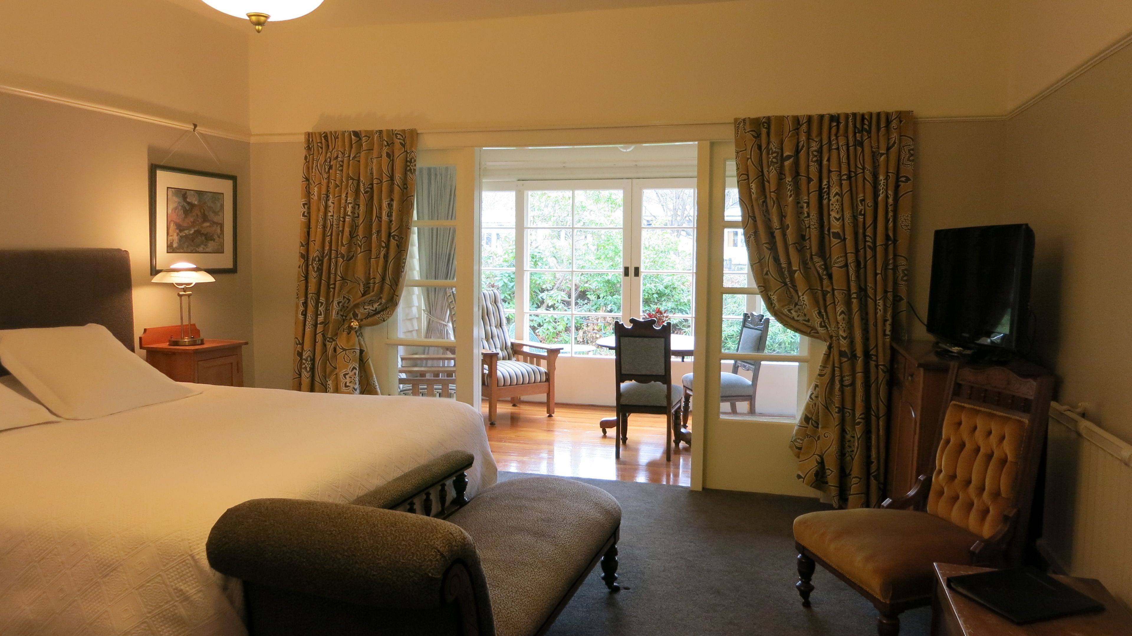 高級寝具、客室ごとに異なるインテリア、ノートパソコン用作業スペース、アイロン / アイロン台