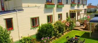 Ducks & Drakes Boutique Motel & Backpackers