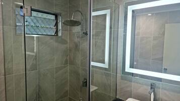 Executive-Zimmer, 1 King-Bett | Badezimmer | Dusche, Regendusche, kostenlose Toilettenartikel, Handtücher