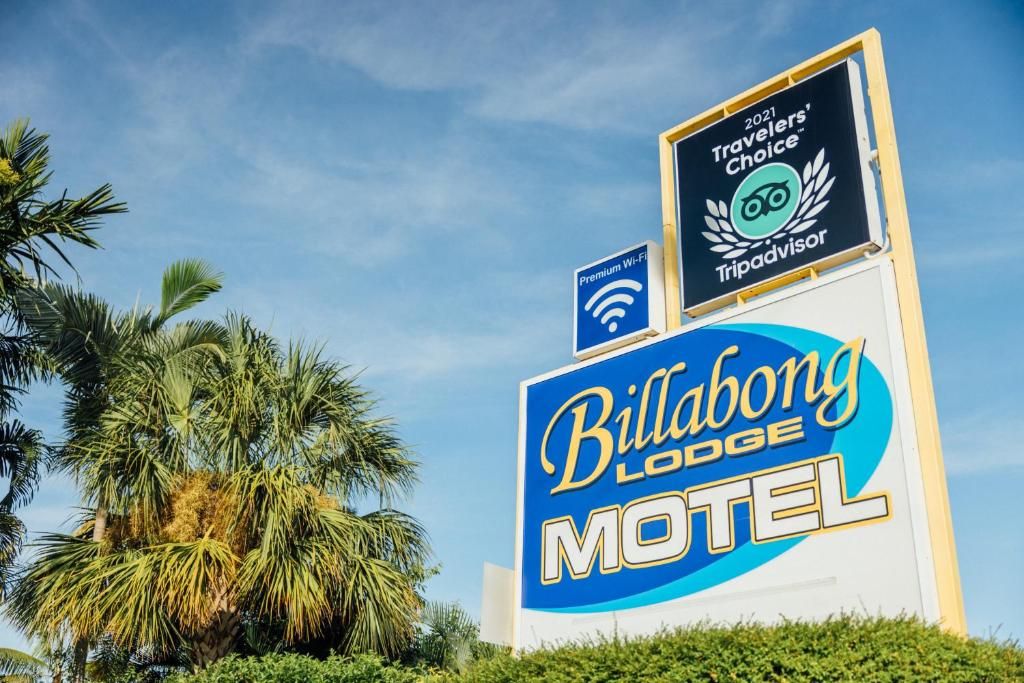 Eine Werbetafel für das Billabong Lodge Motel, mit einem WLAN-Symbol und dem TripAdvisor-Logo.