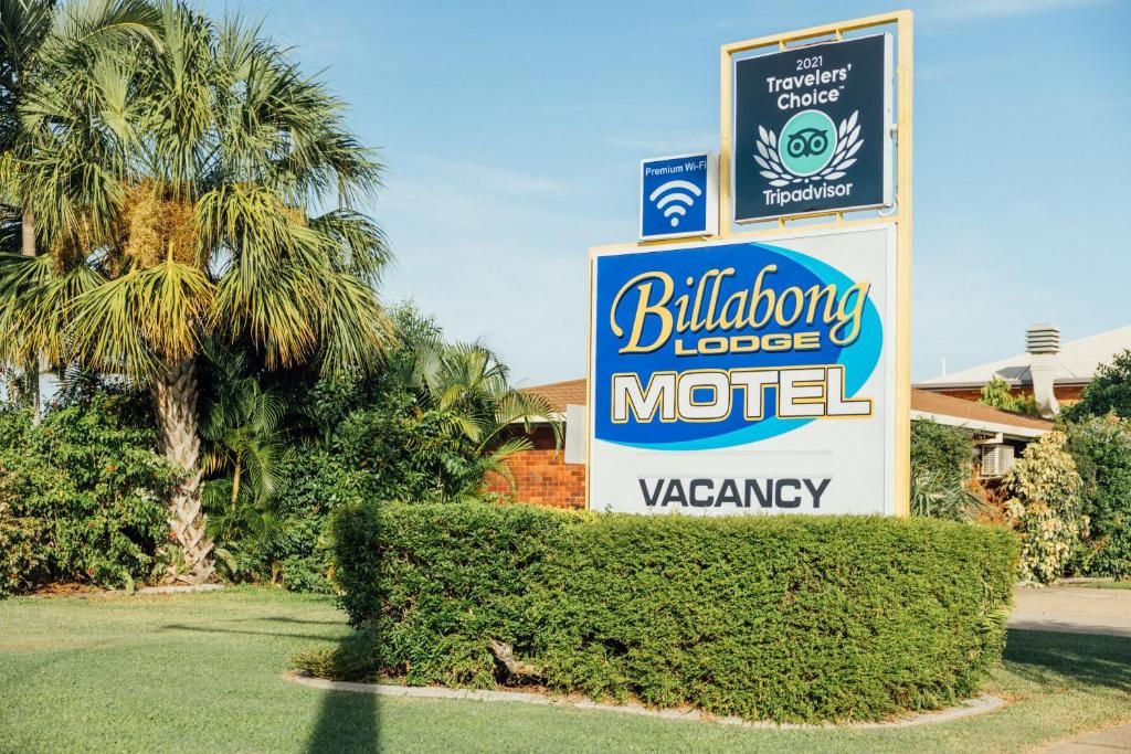 A billboard for Billabong Lodge Motel with a 'Vacancy' sign, Wi-Fi symbol, and a '2021 Travelers' Choice' award.