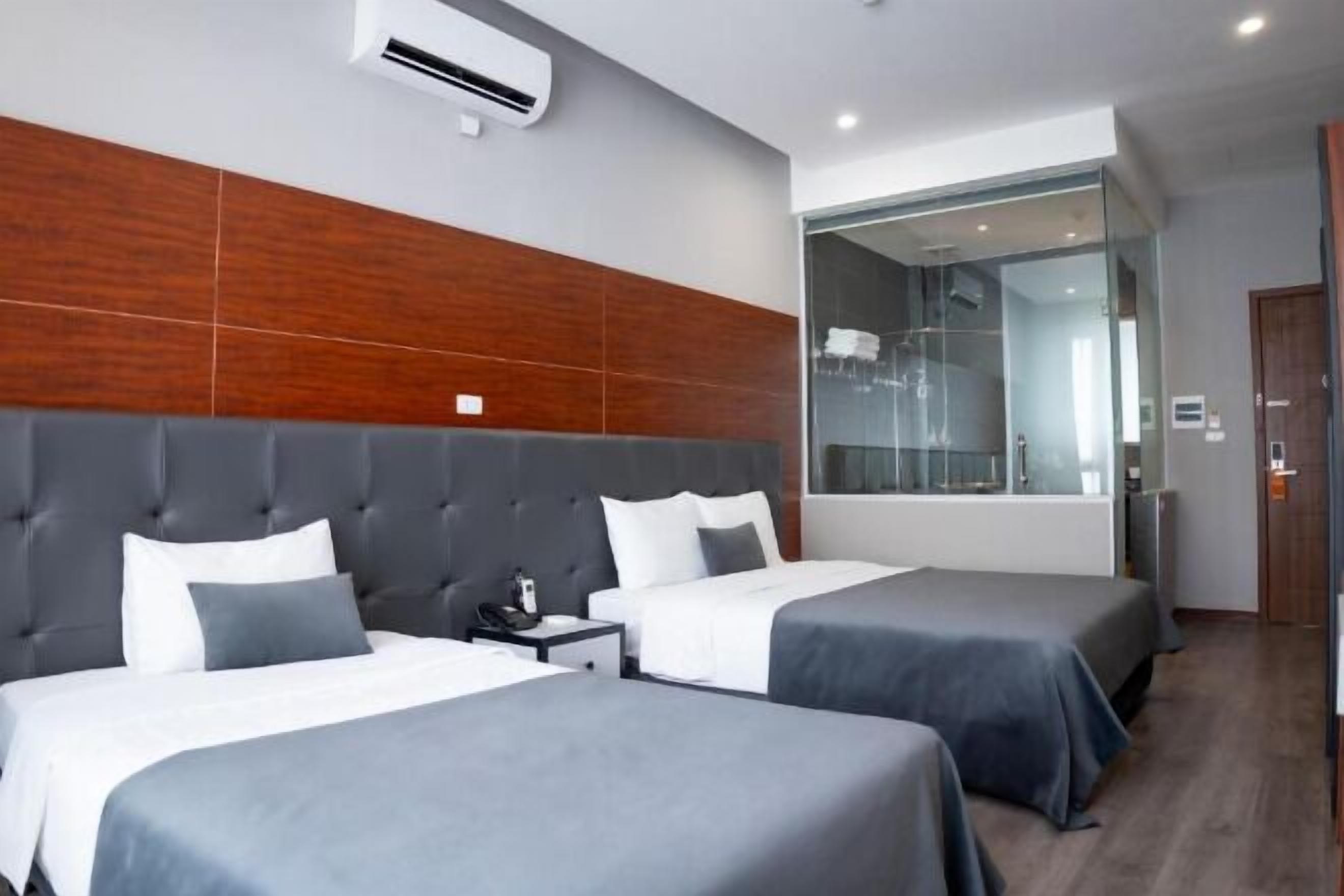 Minibar, desk, laptop workspace, free WiFi