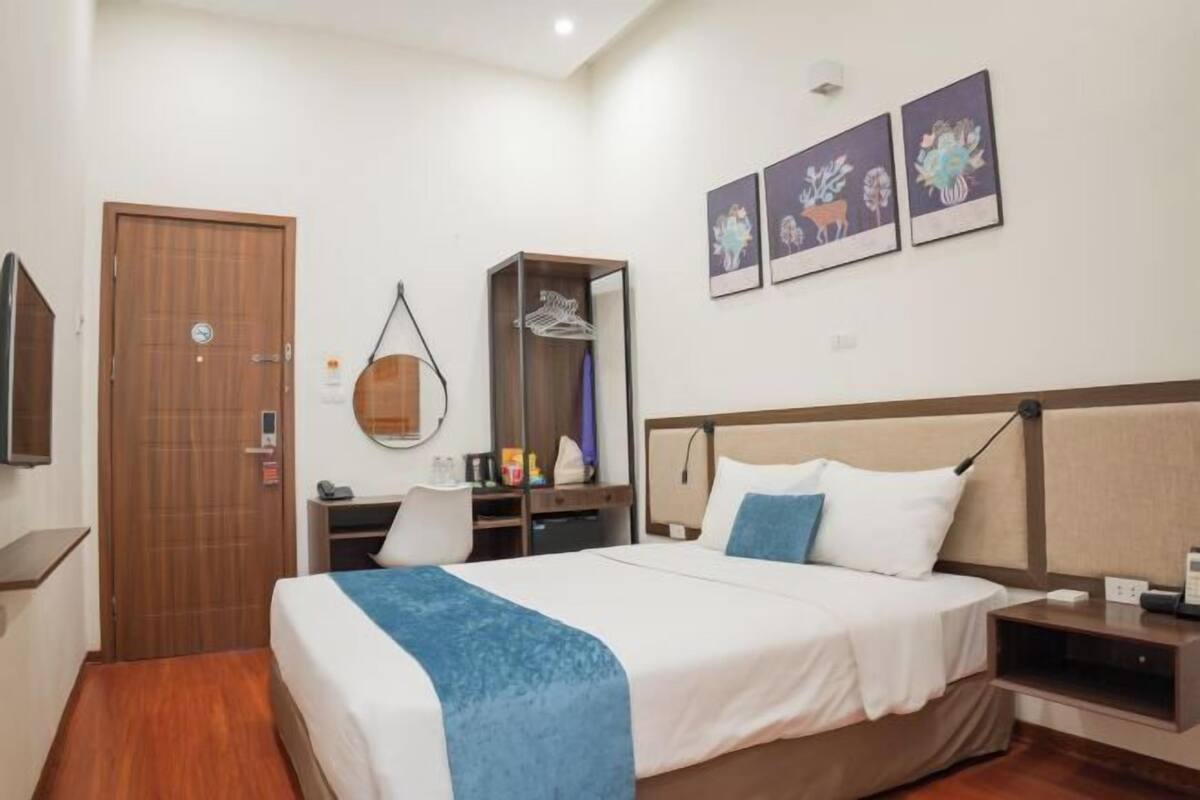Minibar, desk, laptop workspace, WiFi (free)