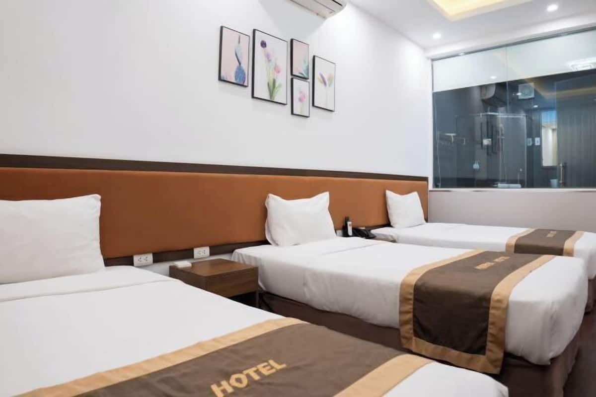 Minibar, desk, laptop workspace, free WiFi