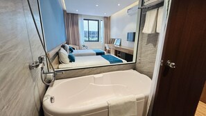 デラックス ツインルーム | バスルーム | シャワー、バスアメニティ (無料)、タオル