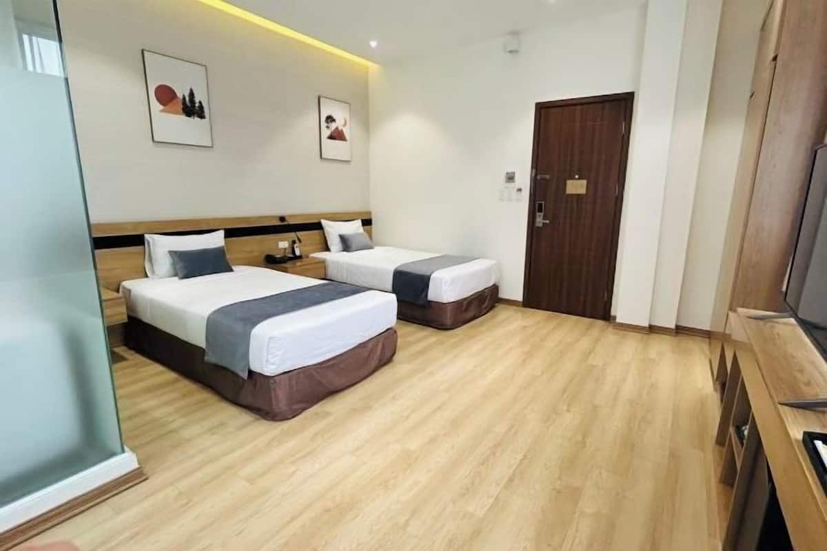 Minibar, desk, laptop workspace, free WiFi