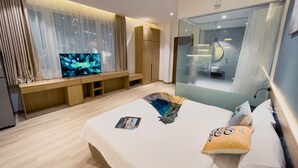 Studio Superior | Minibar, bàn, khu vực làm việc phù hợp cho laptop