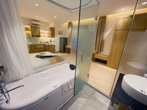 Superior Studio | Bathroom | Shower, free toiletries, towels - Mango Hotel Hanoi (Hanoi)