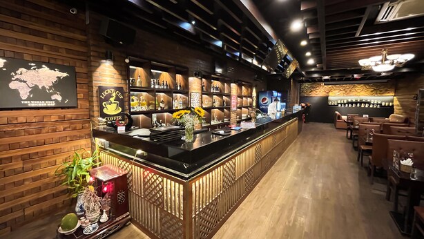 2 nhà hàng; phục vụ bữa sáng, bữa trưa, bữa tối và bữa sáng muộn