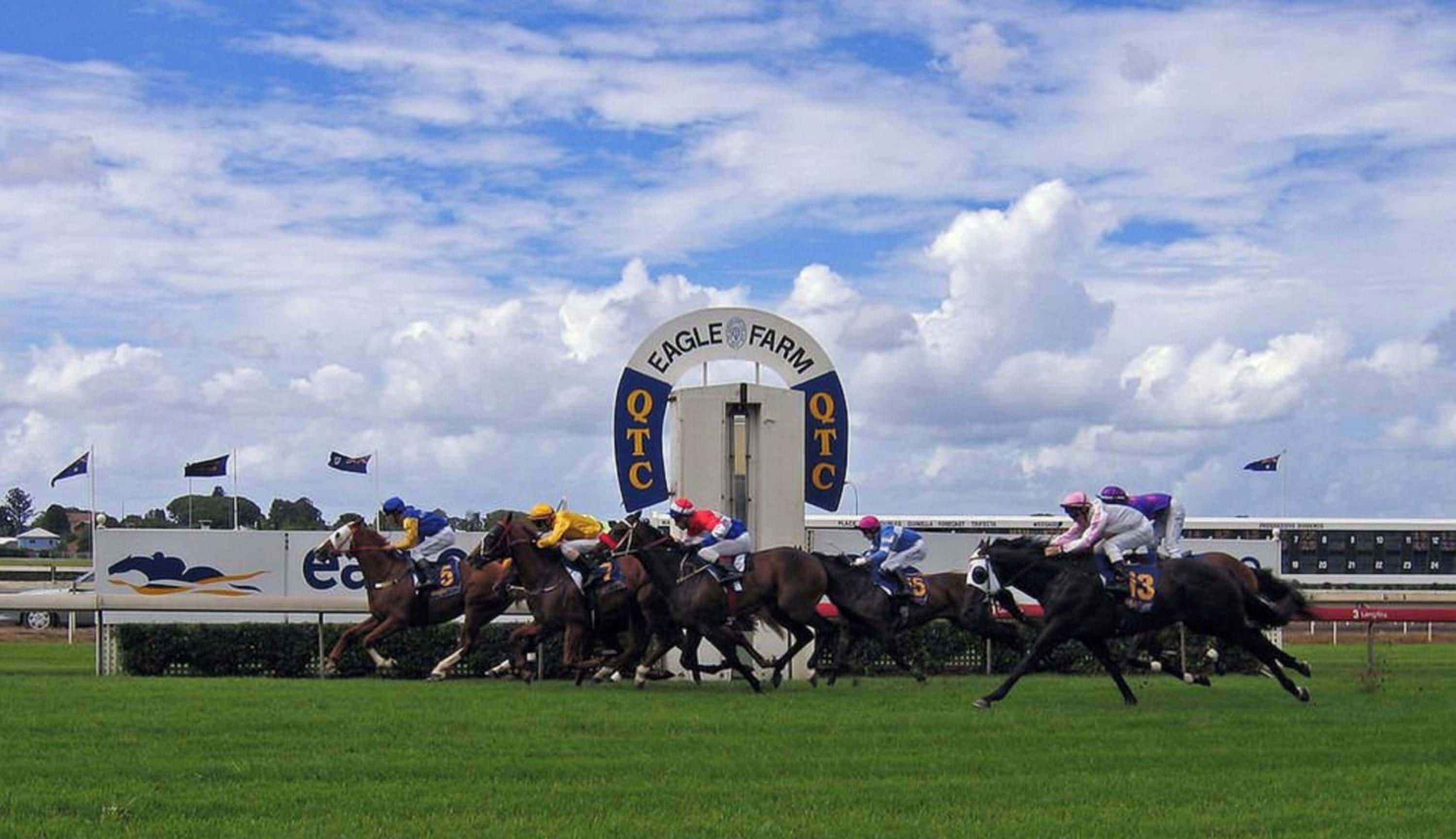 Ett hästlopp på Eagle Farm med jockeyer på hästarna.