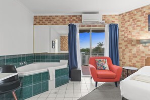 Executive Room, Balcony (Executive Suite) | Down comforters, desk, blackout drapes, soundproofing - Airport Clayfield Motel (Clayfield)