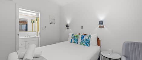 Chambre Standard, non-fumeur, balcon (Queen Room) | Couette en duvet, bureau, rideaux dâobscurcissement