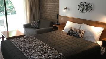 Escritorio, tabla de planchar con plancha, wifi gratis y ropa de cama