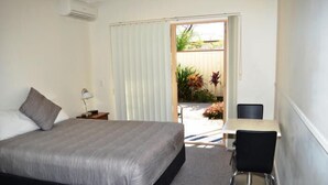 Rom – standard, ikke-røyk, balkong (Standard Queen Room) | Oppholdsområde