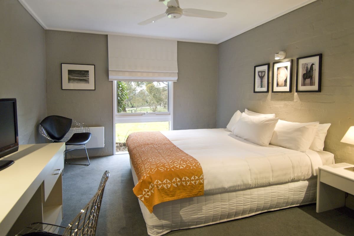 hume king room | bathroom | shower, free toiletries, hair dryer, towels