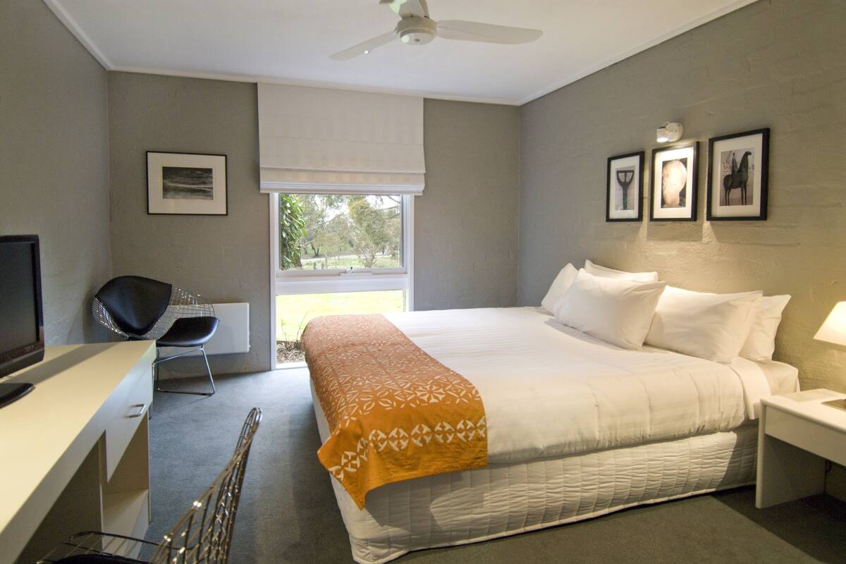 Hume King Room | Bathroom | Shower, free toiletries, hair dryer, towels