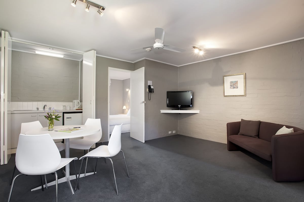 suite | living area | flat-screen tv