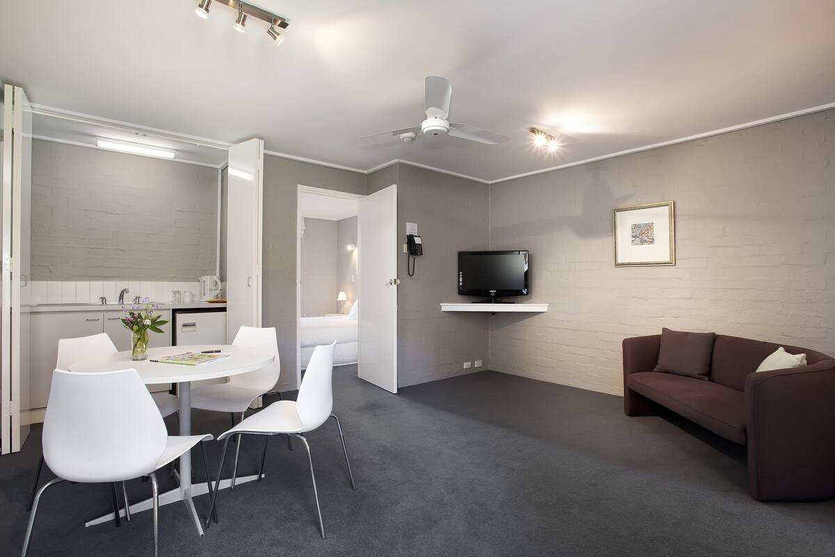 Suite | Living area | 44-inch flat-screen TV with digital channels, TV