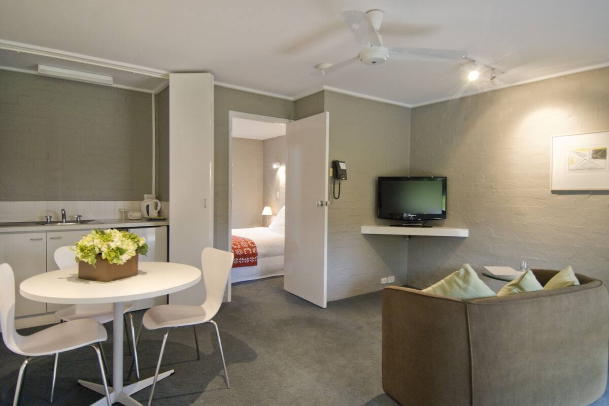 Family Suite | Living area | 44-inch flat-screen TV with digital channels, TV