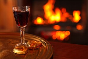 Standard-Suite, 1 Schlafzimmer, Nichtraucher, Balkon | Wohnbereich | 50-Zoll-Plasmafernseher mit Digitalempfang, Fernseher, Kamin