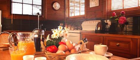 Keefer's Cottage | Private kitchen | Full-sized fridge, oven, stovetop, coffee/tea maker