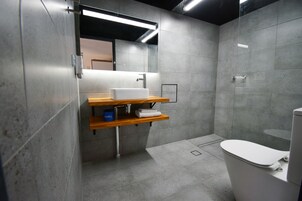 Deluxe Family Room | Bathroom | Combined shower/tub, free toiletries, towels