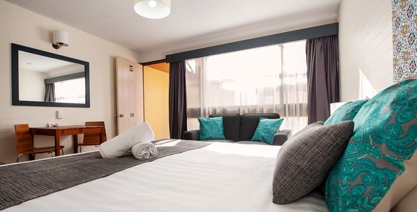 Standard Room, 1 Queen Bed | Iron/ironing board, free WiFi, bed sheets
