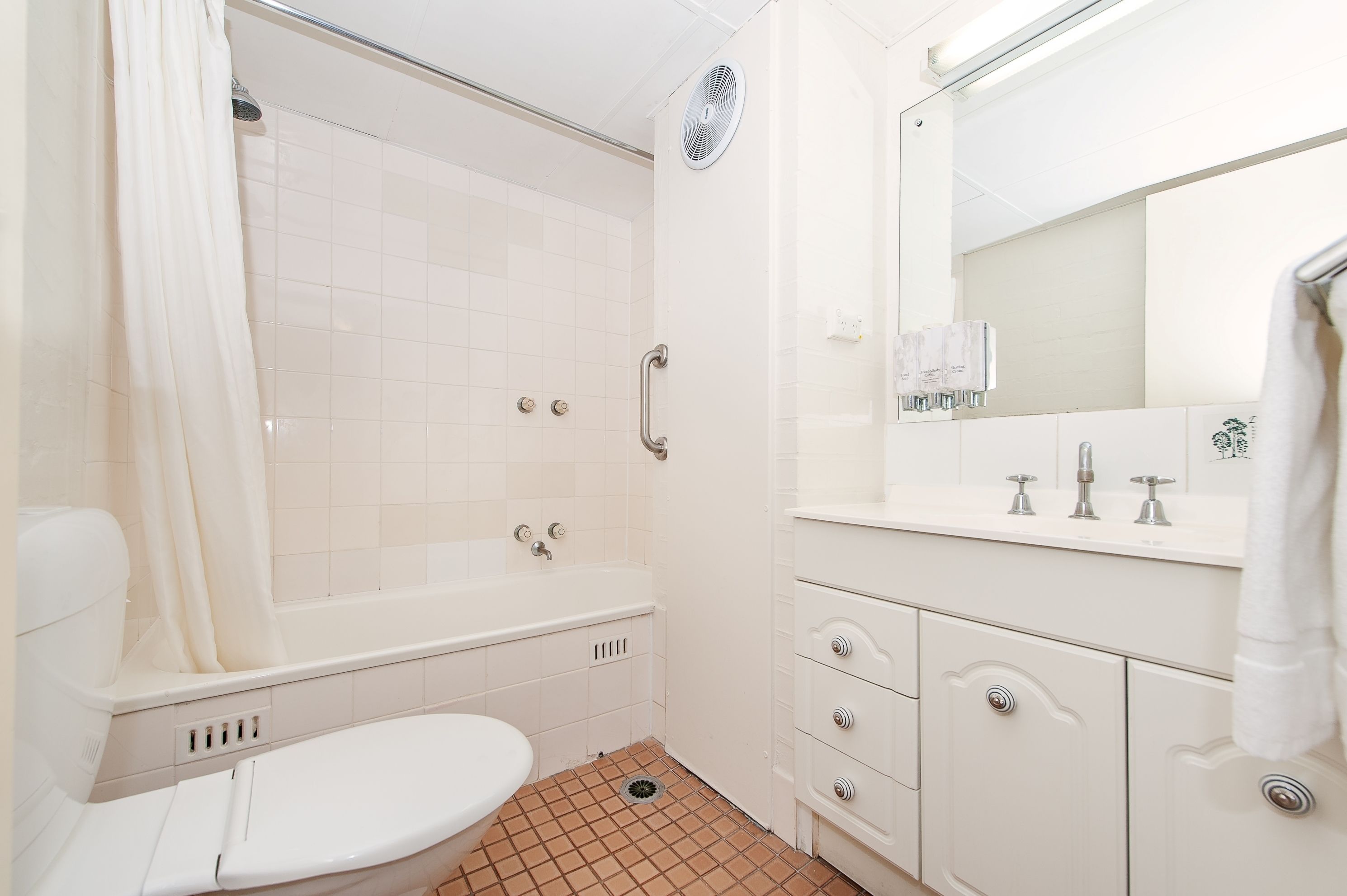 Un baño con bañera, inodoro y lavamanos.