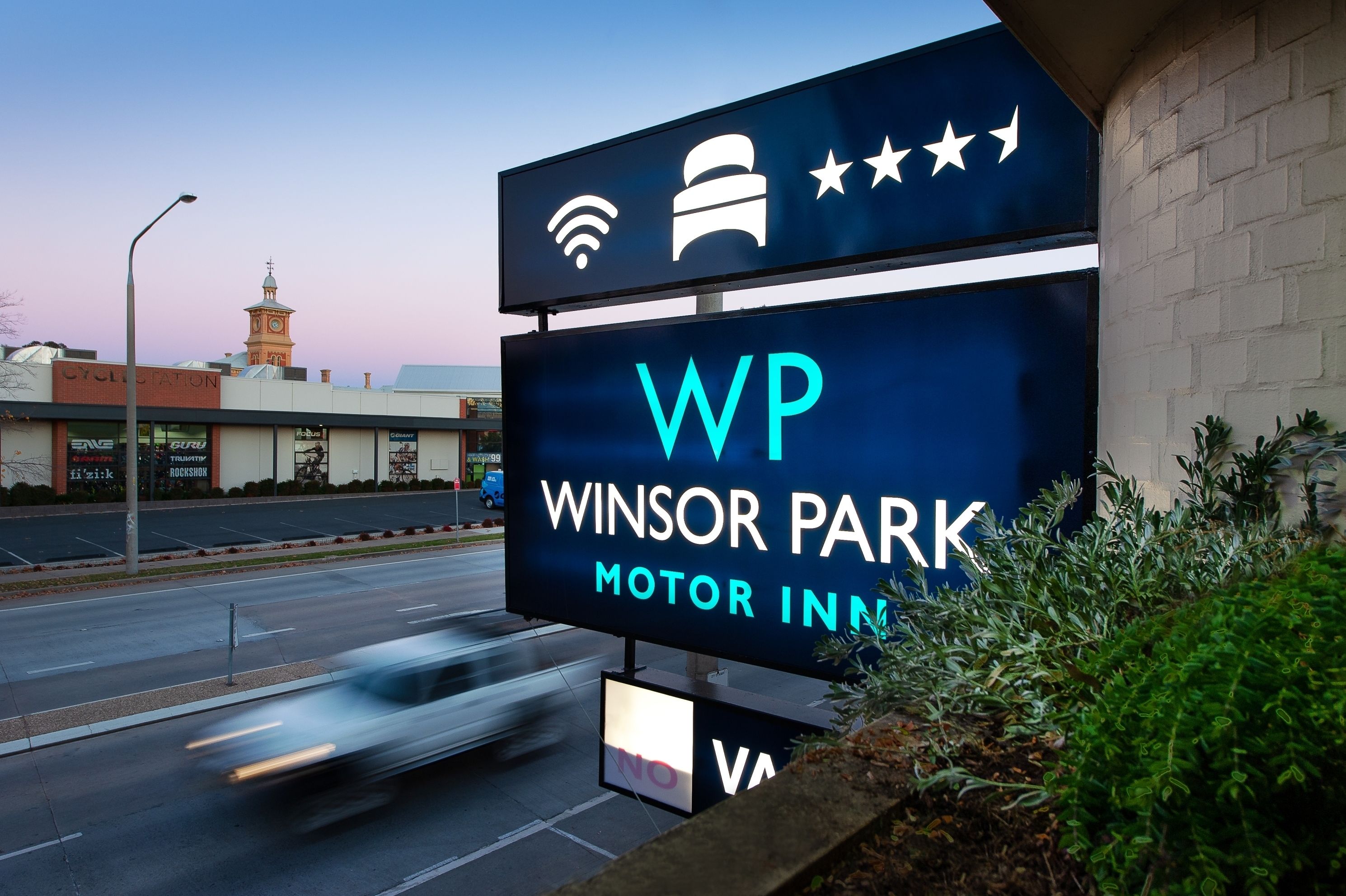 Señal para Winsor Park Motor Inn con símbolo de Wi-Fi, estrellas e icono de cama.