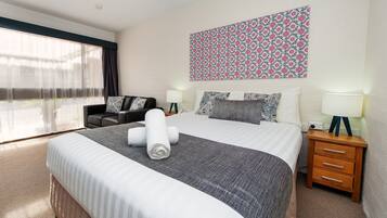 Standard Room, 1 Queen Bed | Iron/ironing board, free WiFi, bed sheets