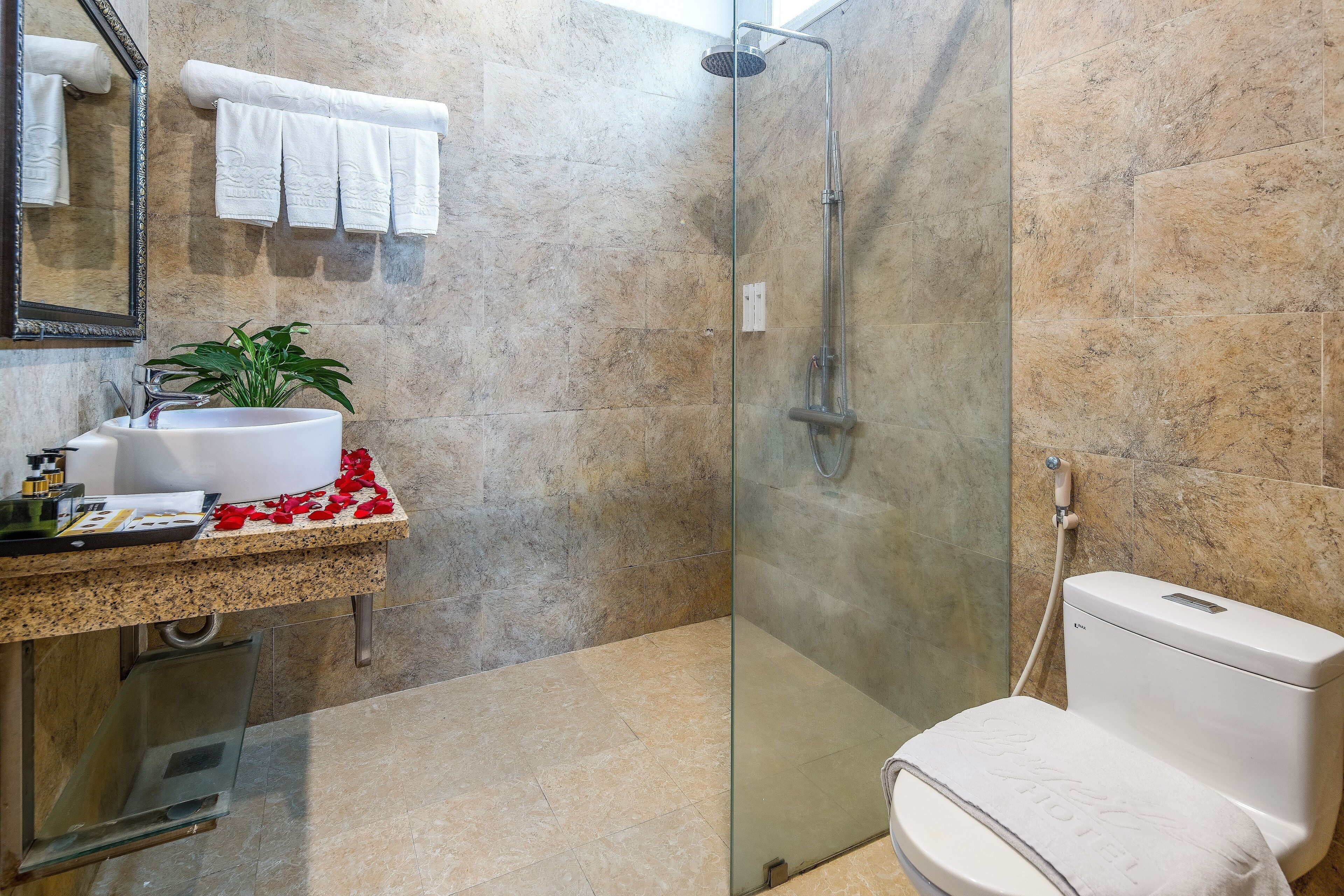 shower, rainfall showerhead, free toiletries, hair dryer