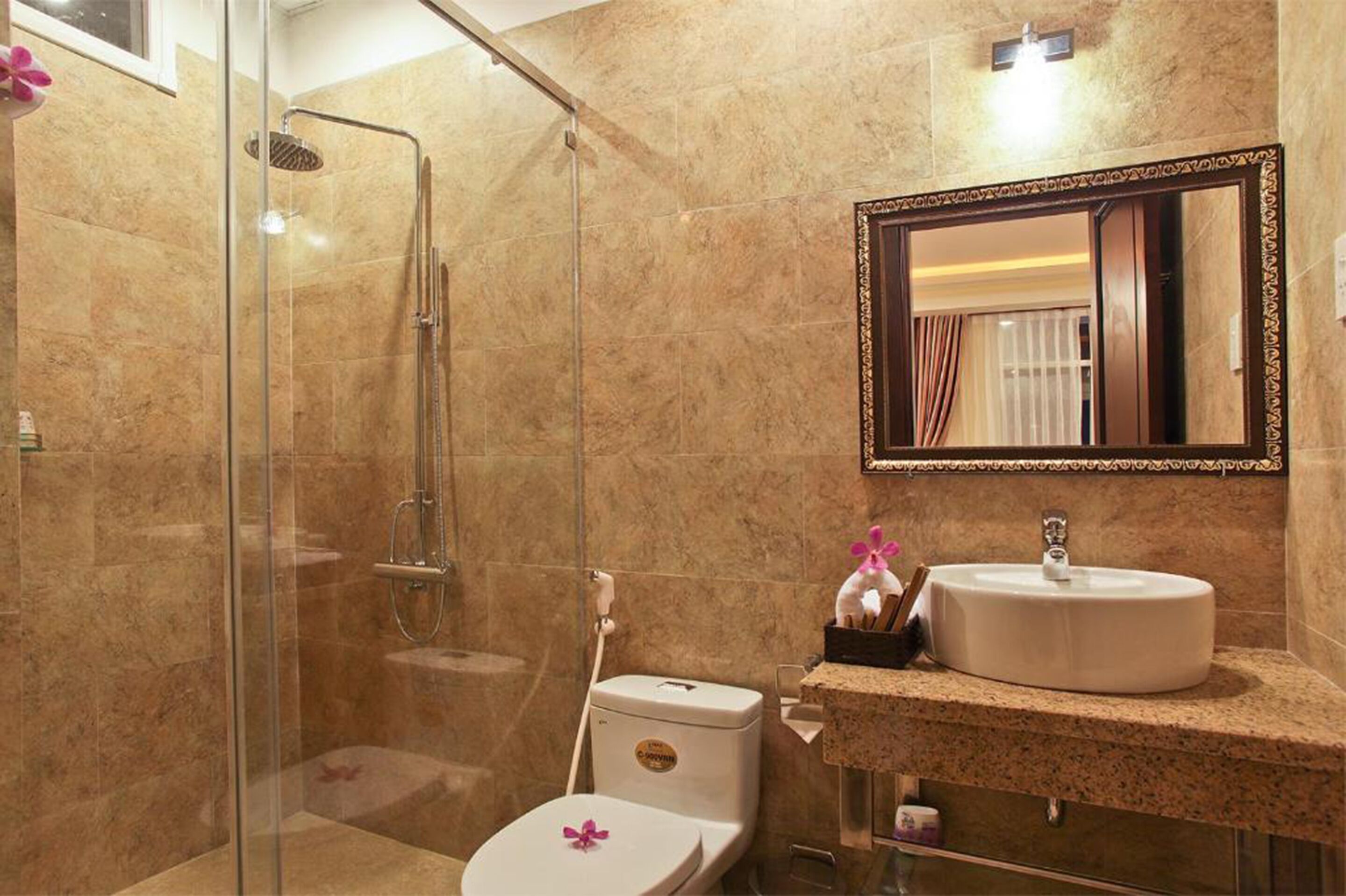superior single room | bathroom | shower, rainfall showerhead, free toiletries, hair dryer