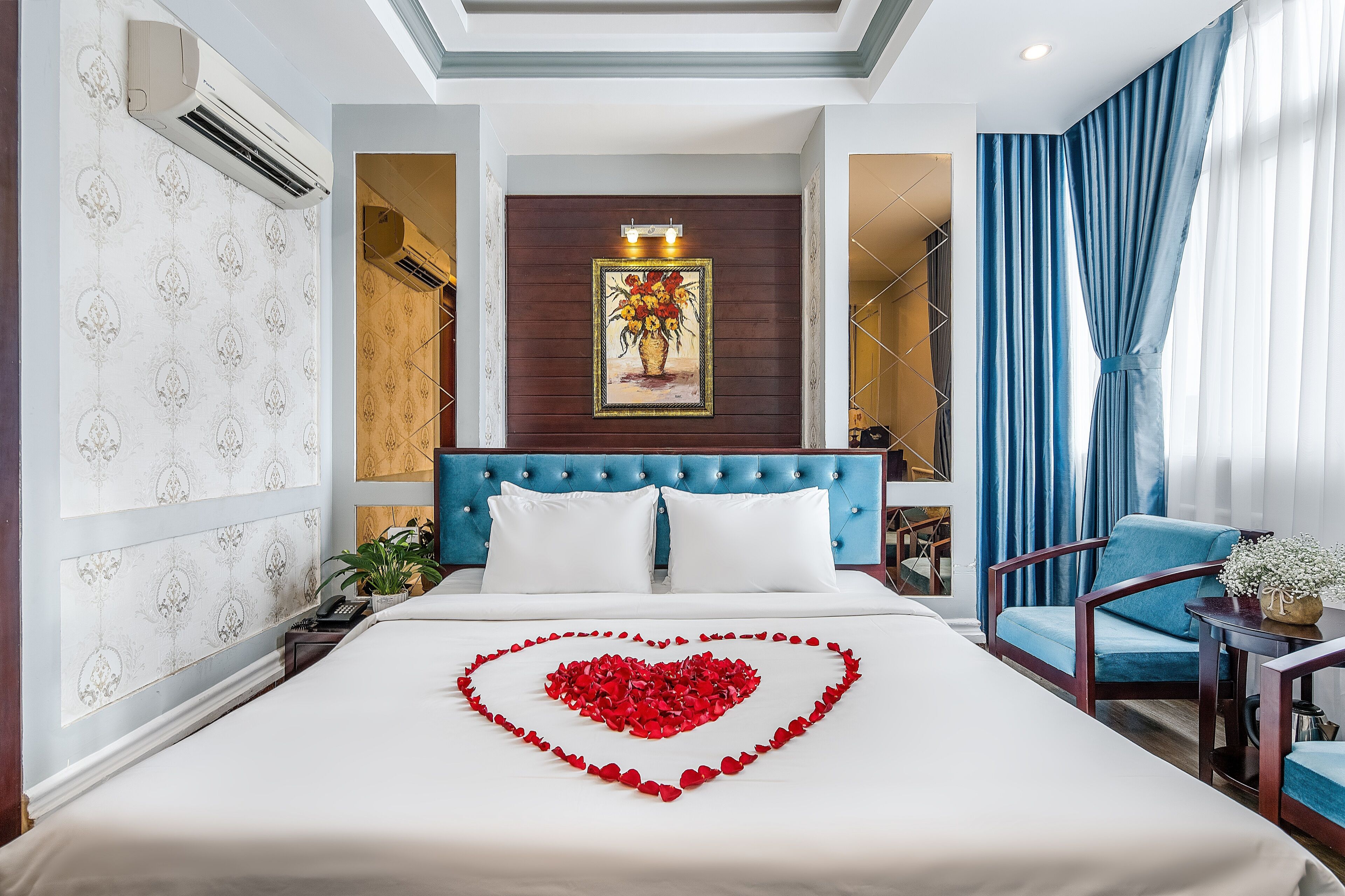 deluxe double room, city view | minibar, in-room safe, desk, laptop workspace