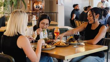 Déjeuner et dîner servis sur place