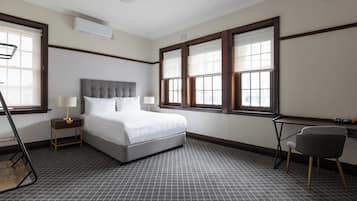 Standard Queen Room | Desk, blackout curtains, soundproofing, iron/ironing board