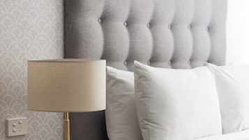 Meja, langsir/tirai gelap terus, kalis bunyi, seterika/papan seterika