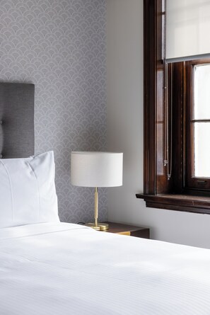 Desk, blackout drapes, soundproofing, iron/ironing board - Southern Cross Hotel (St Peters)