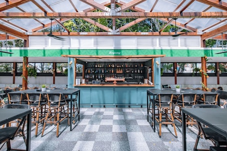 Lunch and dinner served . Southern Cross Hotel