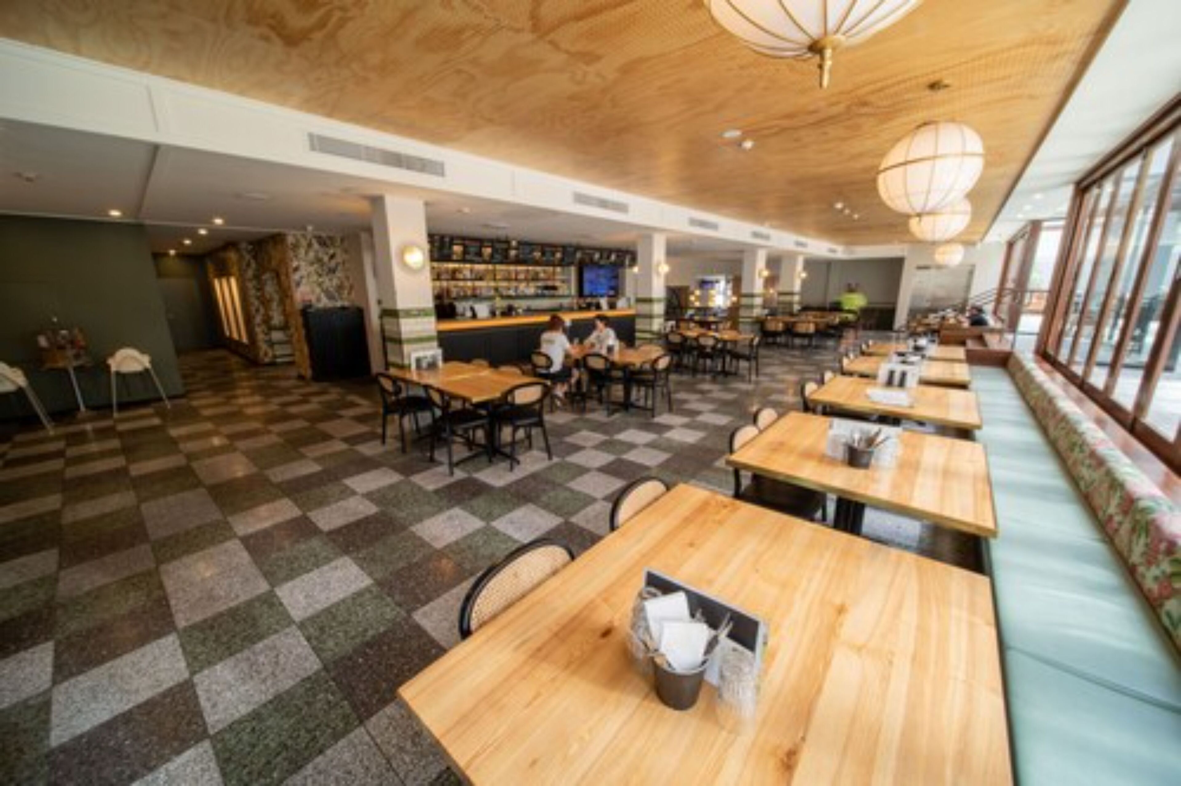 تقديم الغداء والعشاء