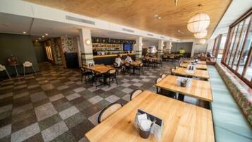 Makan tengah hari dan makan malam dihidangkan