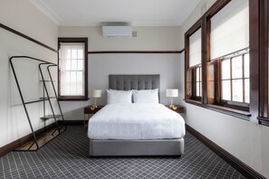 Standardrum - 1 queensize-säng | Skrivbord, mörkläggningsgardiner, ljudisolering och strykjärn/strykbräda