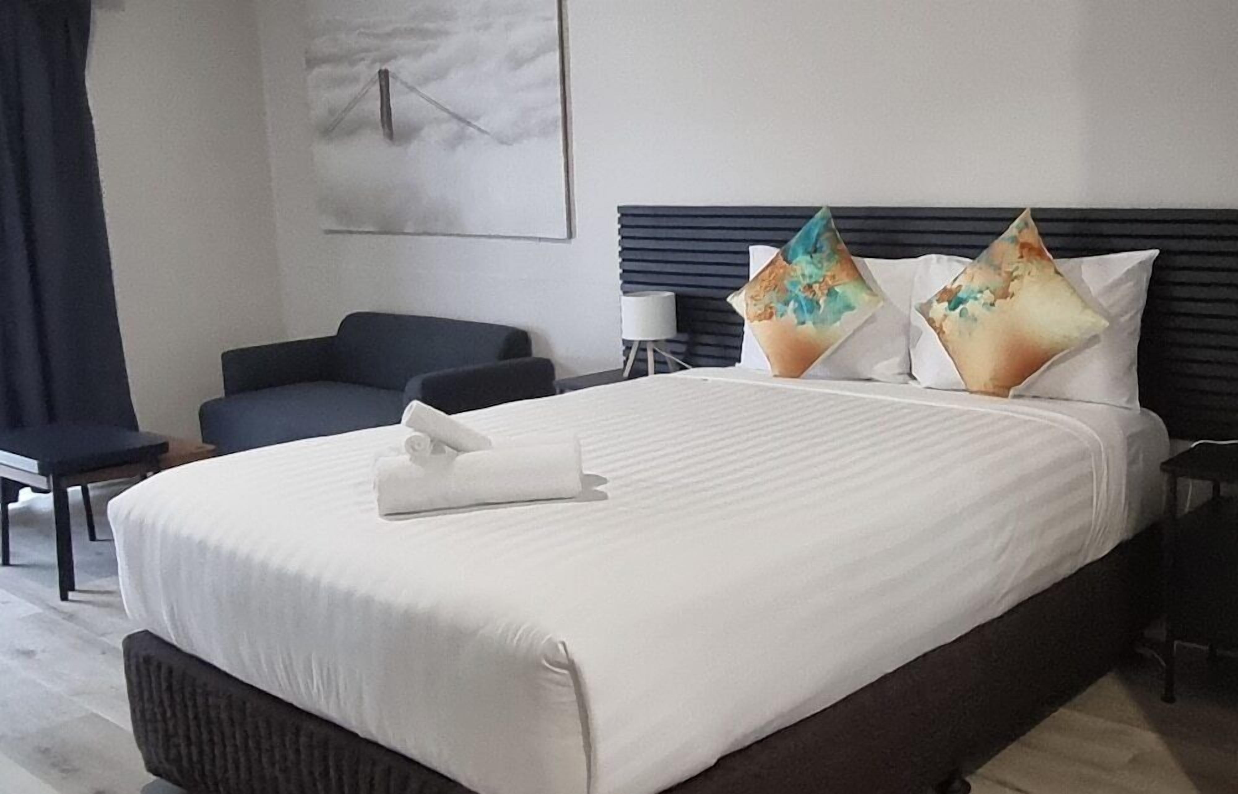 Tabla de planchar con plancha, wifi gratis y ropa de cama 