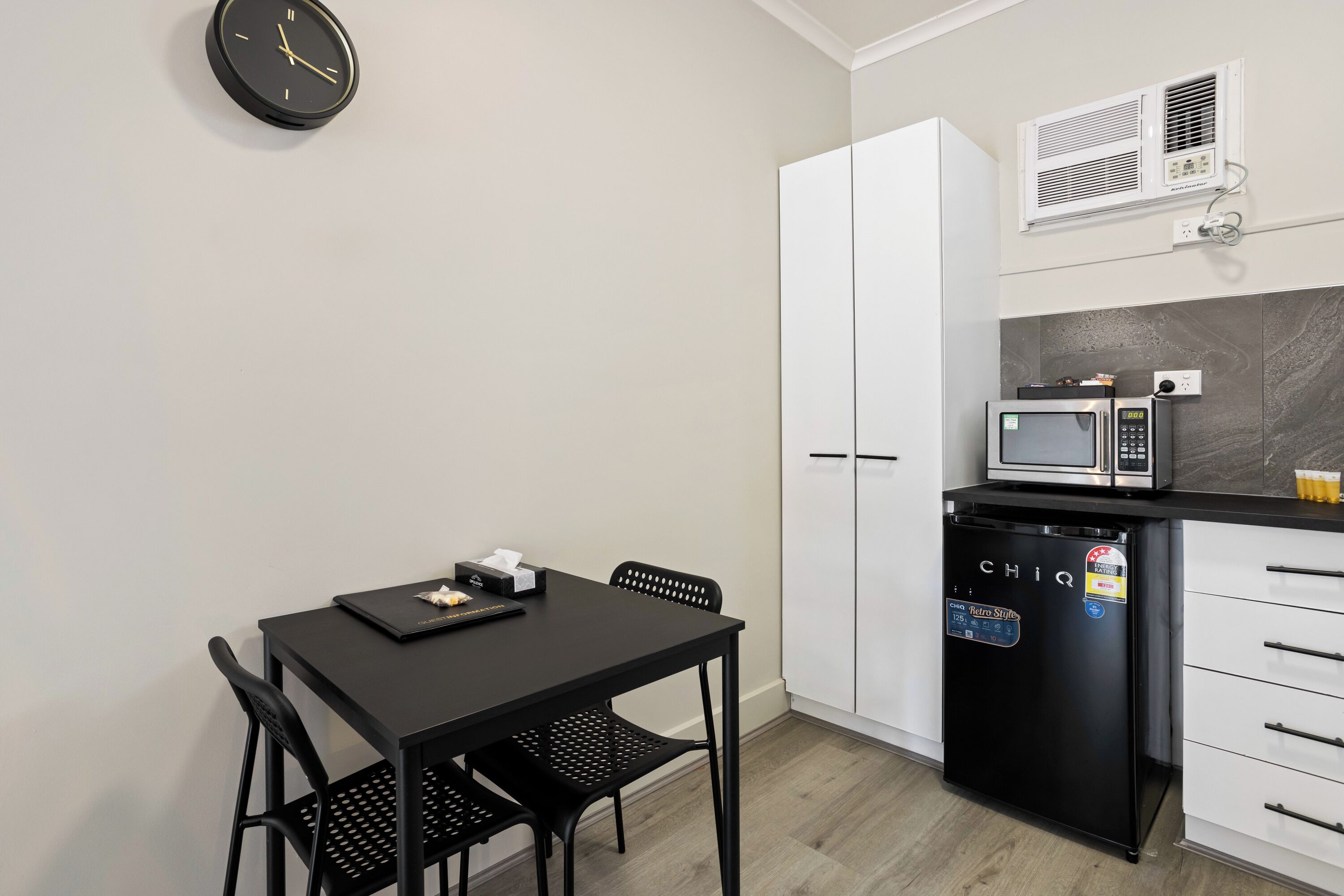 Habitación familiar | Cocina privada | Frigorífico, microondas, hervidor eléctrico y utensilios de cocina