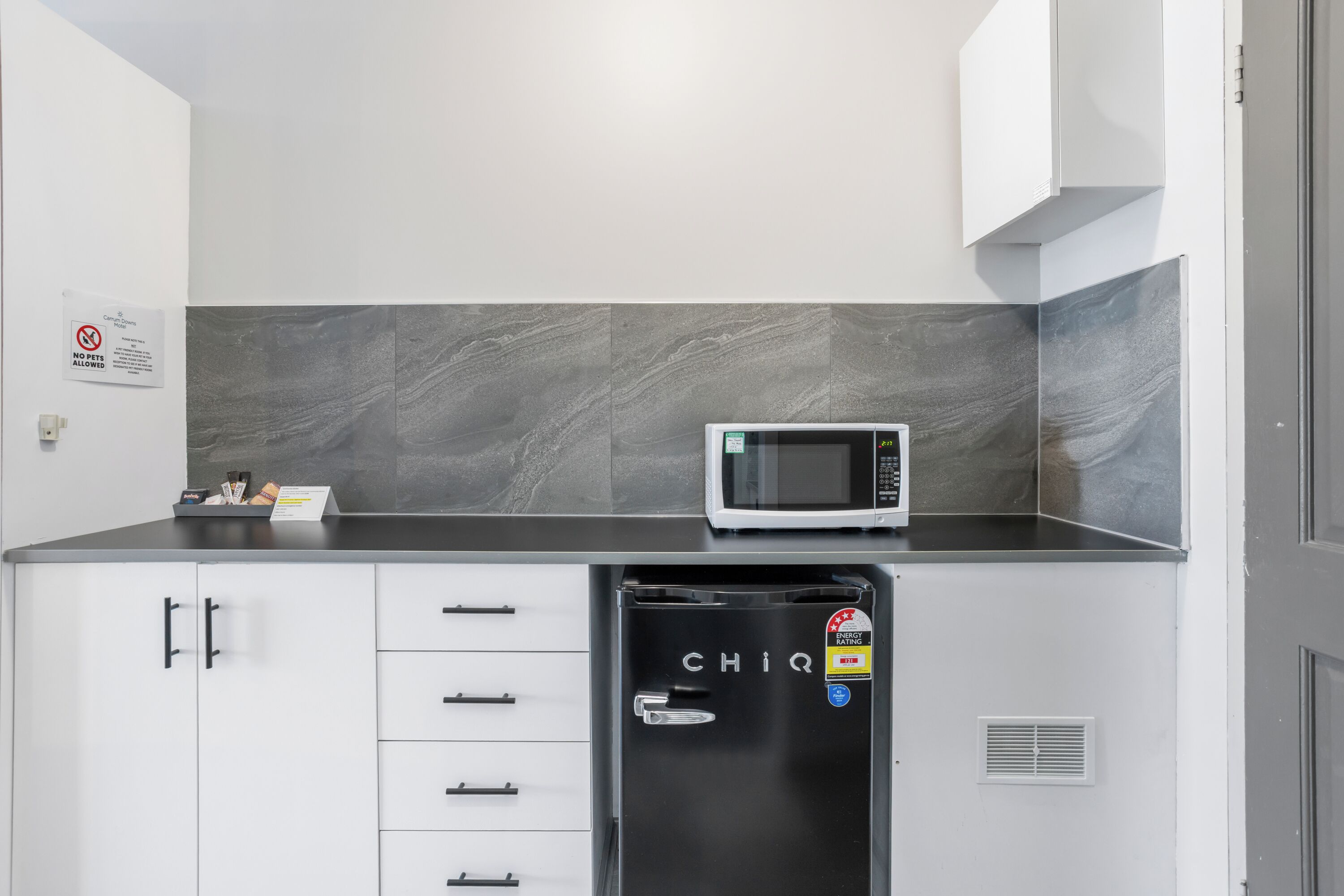 Refrigerador, microondas, tetera/pava eléctrica, utensilios de cocina