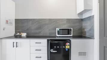 Refrigerador, microondas, tetera/pava eléctrica, utensilios de cocina