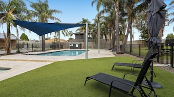 Una piscina al aire libre